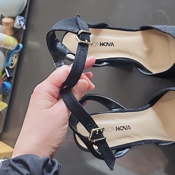 Women's Fashon Nova 6 inch heels. - Picture 6 of 12